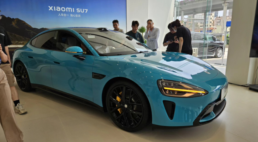 静态体验小米SU71，外观很漂亮，就是保时捷的感觉，别说抄不抄，结果是很好看