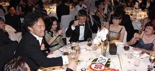 2005年那场婚礼，全网都说“女神下嫁”。八年后的离婚声明，只有一行字。但裂