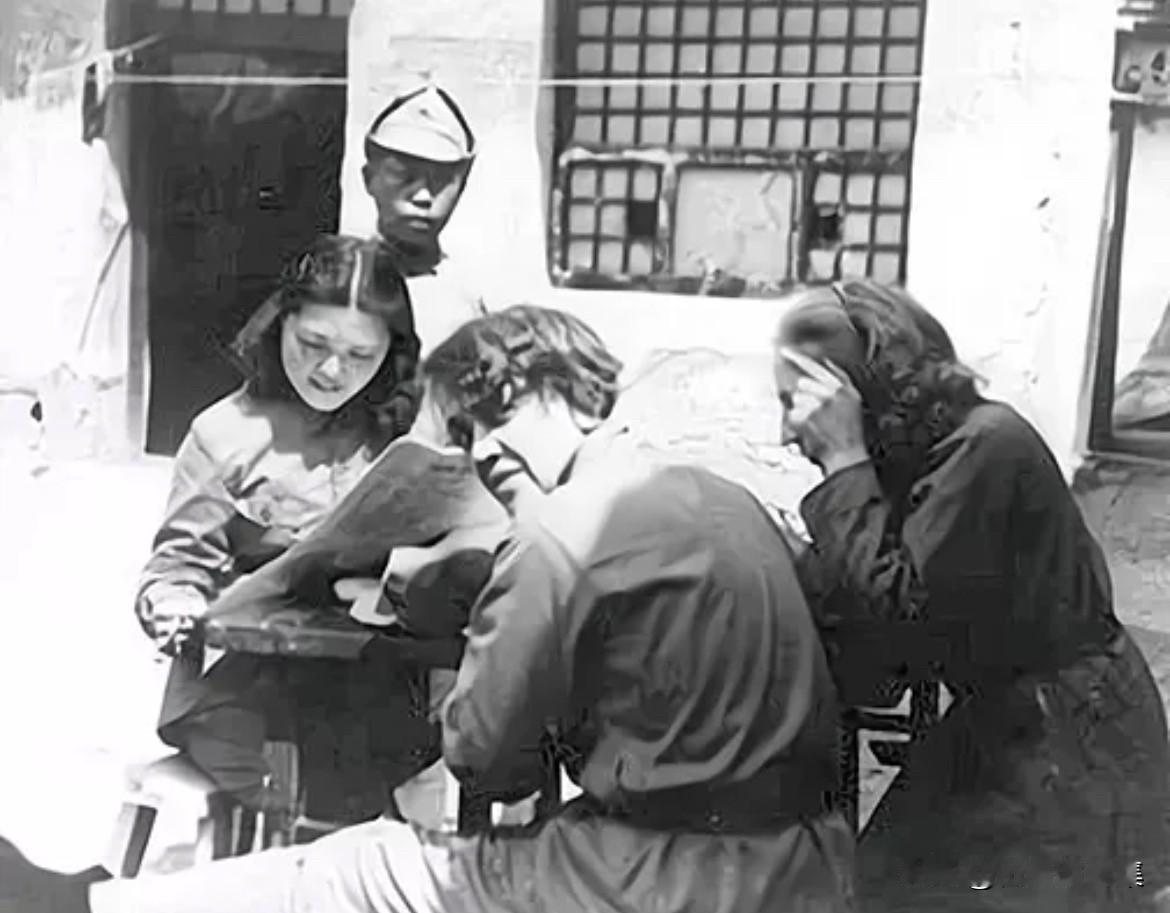 抗战时期，史沫特莱（右二）和她的中国翻译吴光伟（左一）在延安的合影照片。史沫特莱