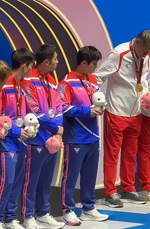 北京队夺冠合影时，张雷往旁边挪了半步，留出个空位朝樊振东的方向望了一眼——就这个