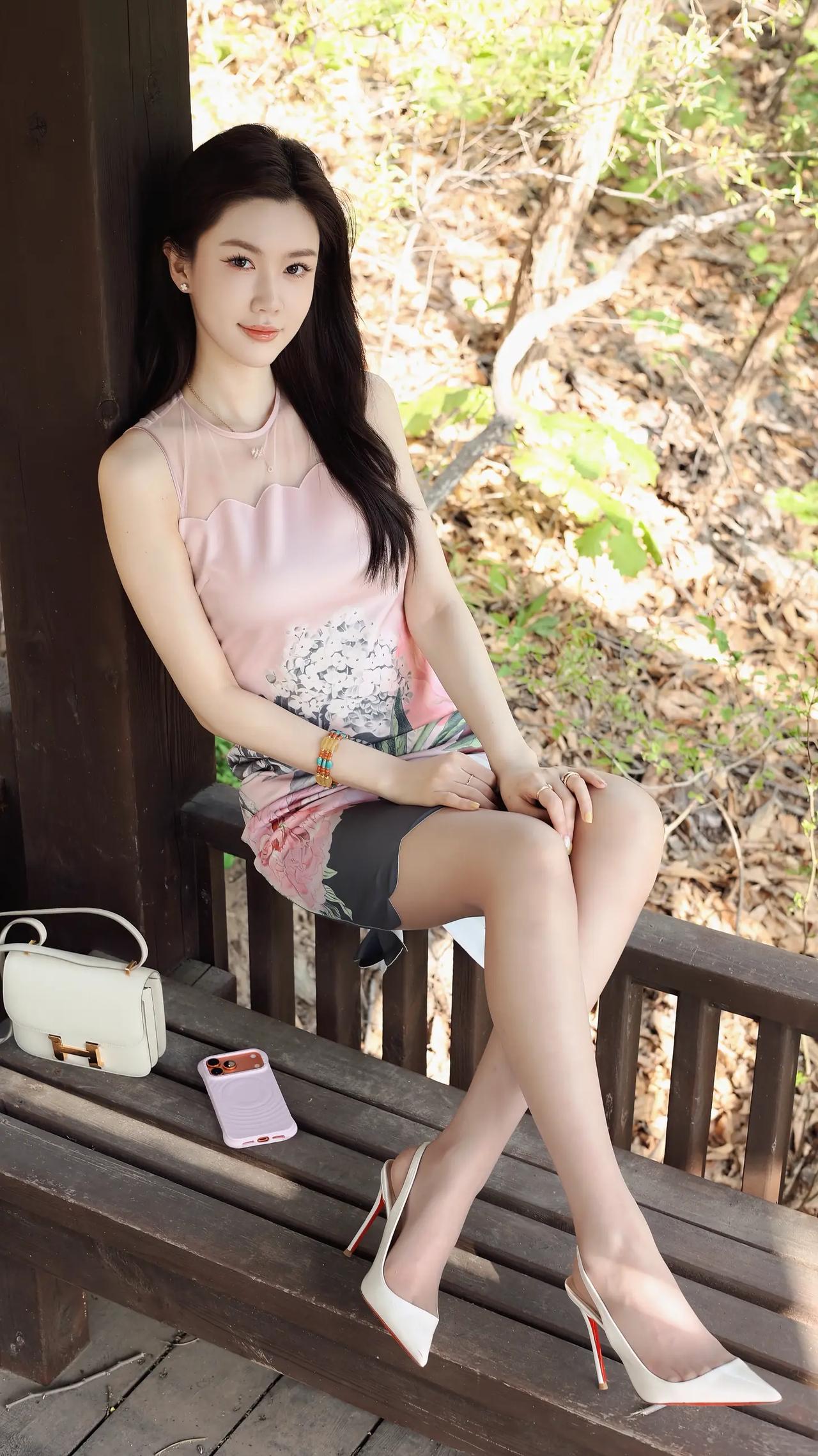 粉色拼色印花无袖包臀裙，搭配了尖头浅口的白色高跟鞋，既体现知性品味，又不失时尚活