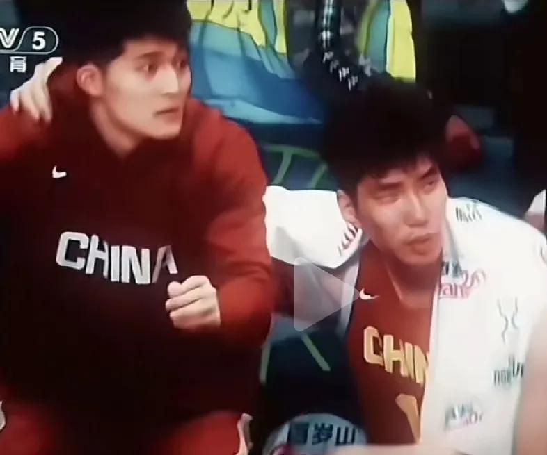 刚看到一个中国男篮的视频片段，仔细的看了好几遍。我的眼泪止不住的流了下来。在胡