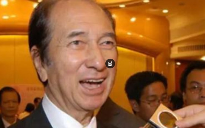 2012年，刚出狱的崩牙驹身无分文，他找洗米华求助，洗米华甩出3000万说：“这