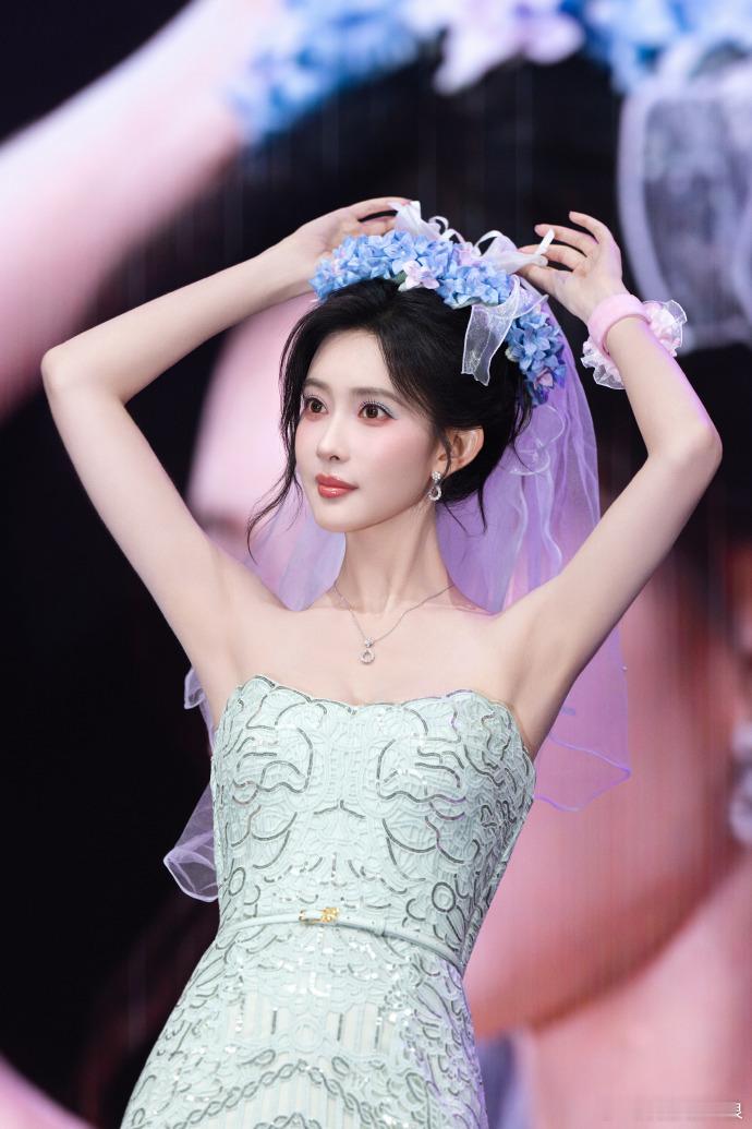 孟子义蓝粉色眼影孟子义人鱼姬眼妆温柔梦幻的蓝粉色眼影，赋予眼眸人鱼姬独有的水光质