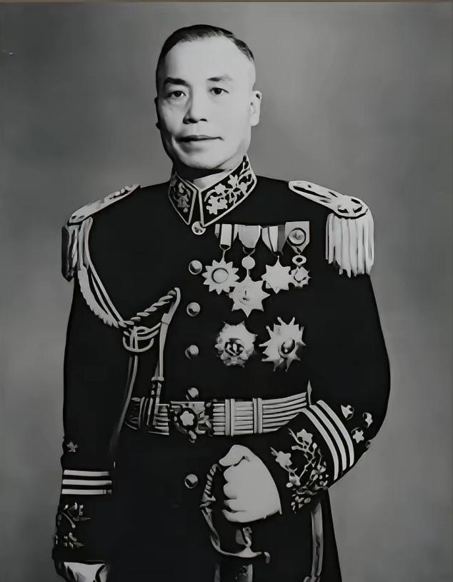 1949年，广州热得像蒸笼，李宗仁憋屈坏了，想把躲在后头的蒋介石扣下来“关禁闭”