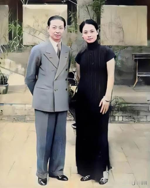 这张照片是著名京剧表演艺术家梅兰芳与他的第二任妻子福芝芳在1936年的合影。