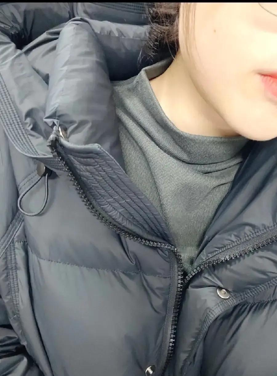 一网友晒出五年前10元买的德绒打底衫，袖口都没起球，冬天照穿。她顺手把近五百块