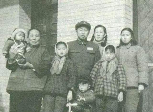 1978年，开国上将彭绍辉离世，他的爱人张纬看遗体时，心里咯噔一下！觉得不对劲，