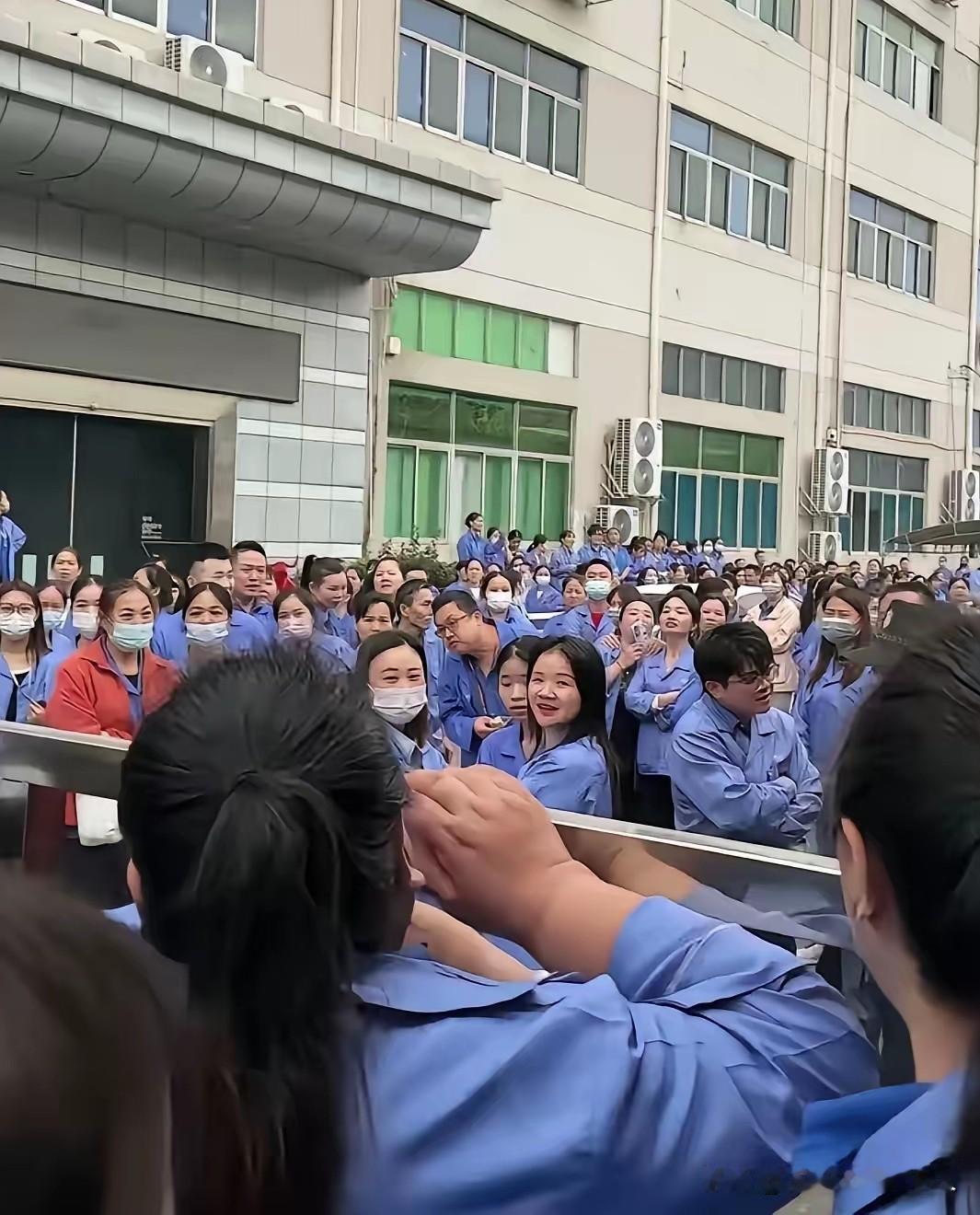 网络上常见一种观点，认为八小时工作制难以落实，根源在于最低工资标准过低——如果只