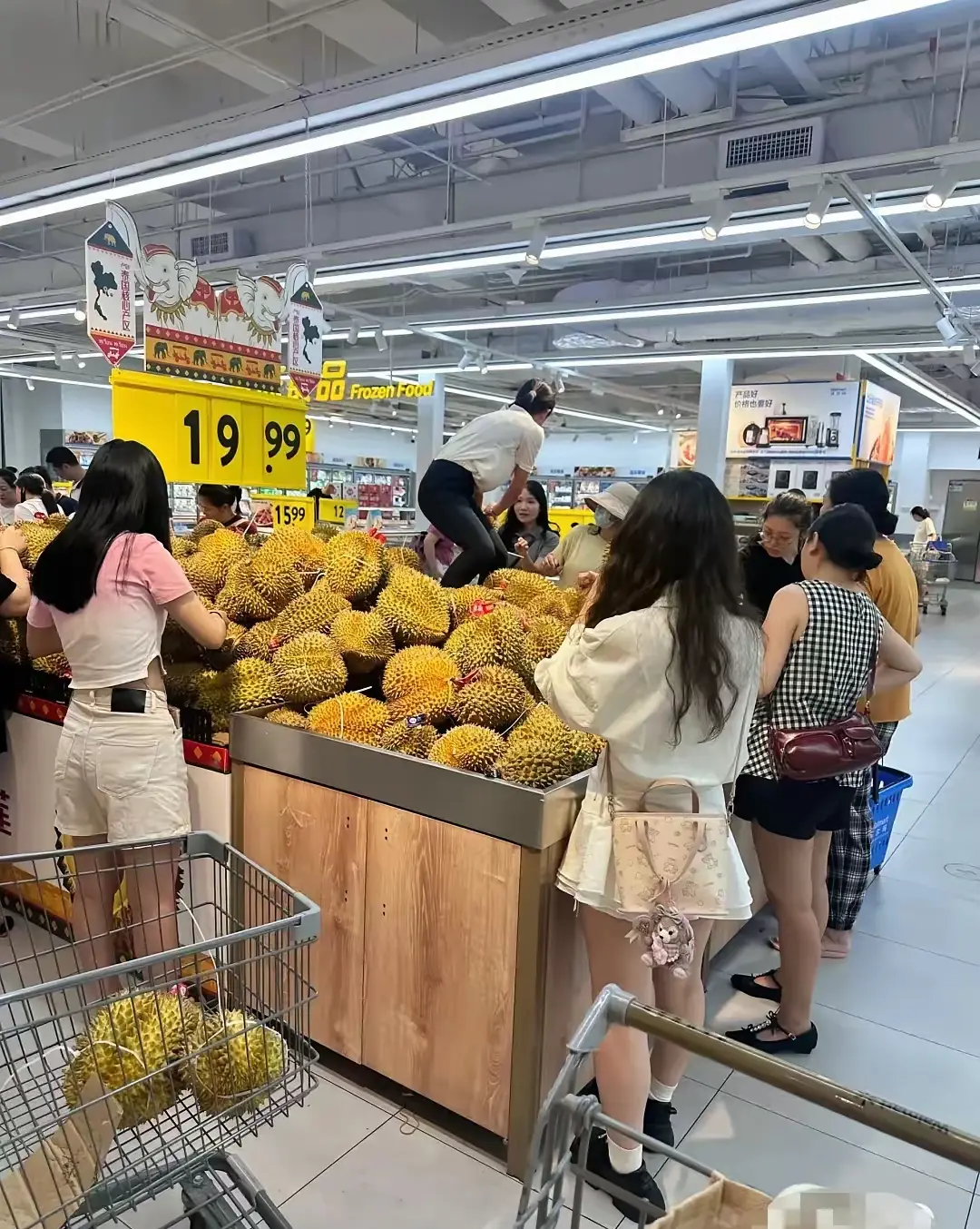 买榴莲的为何基本全是女的？