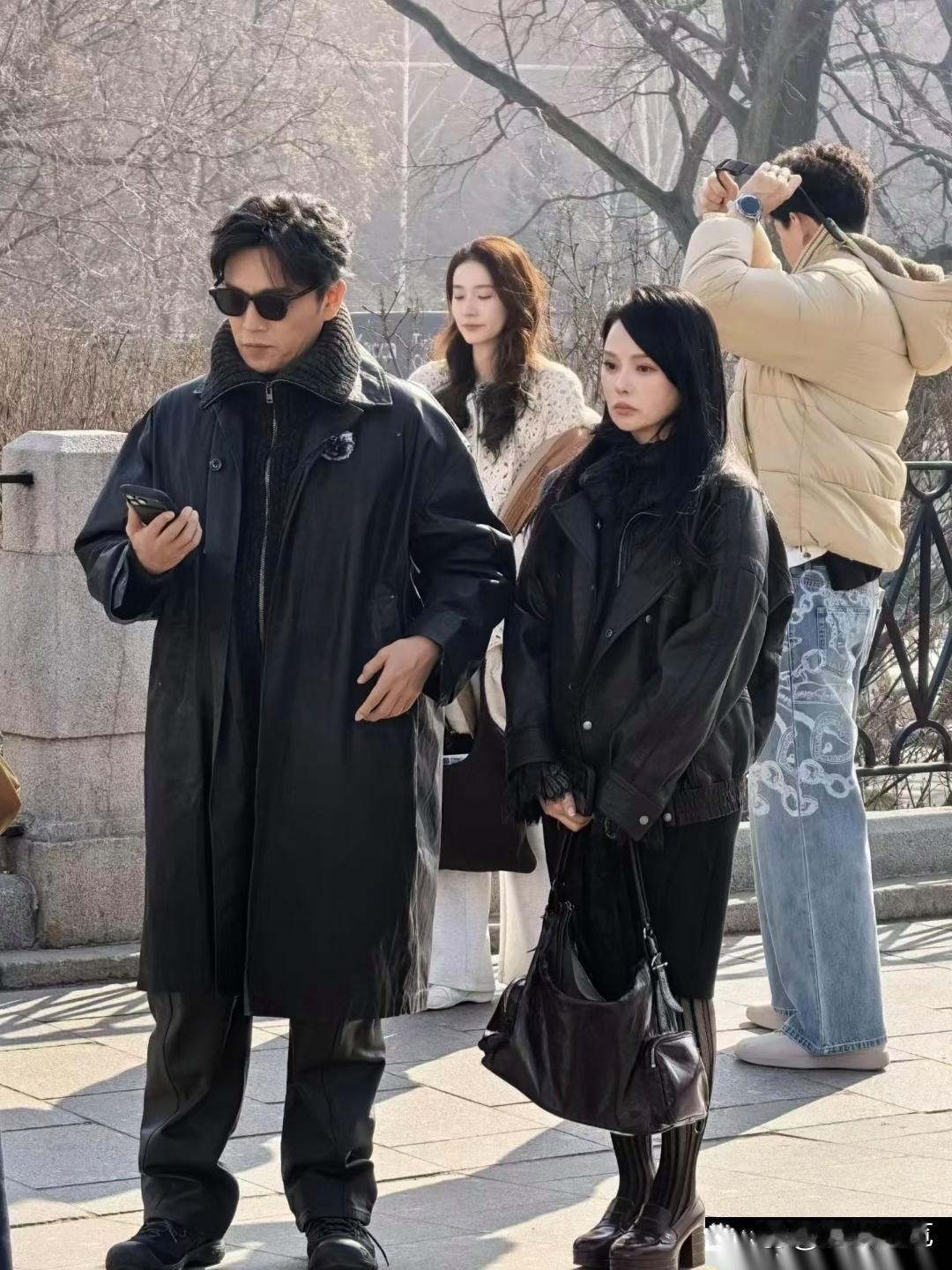 48岁秦昊和老婆伊能静现身莫斯科旅游，夫妻俩打扮贵气十足，穿着黑色皮衣好酷炫。伊能静的状态太好了，头