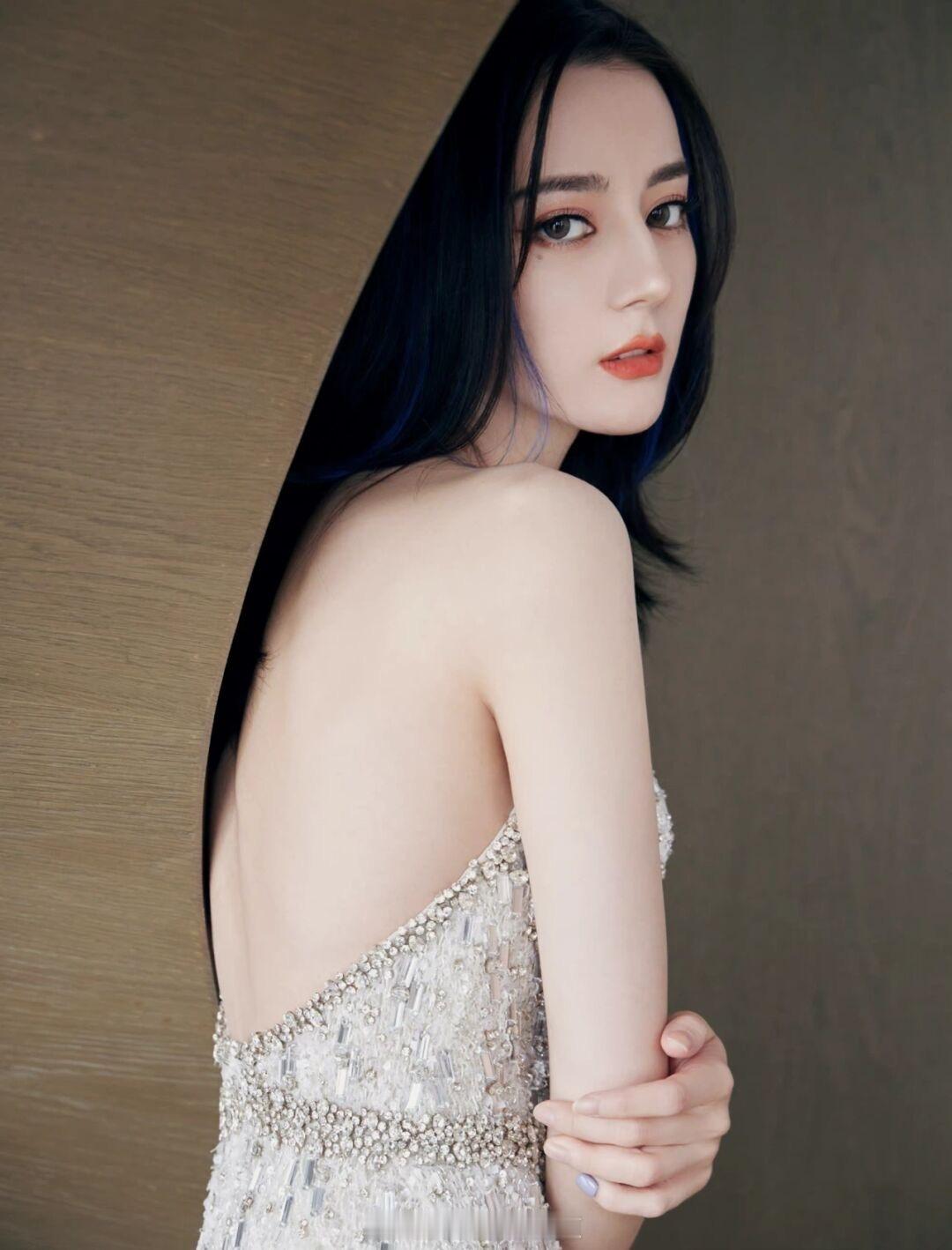 迪丽热巴的一组明艳妆造大片​​​