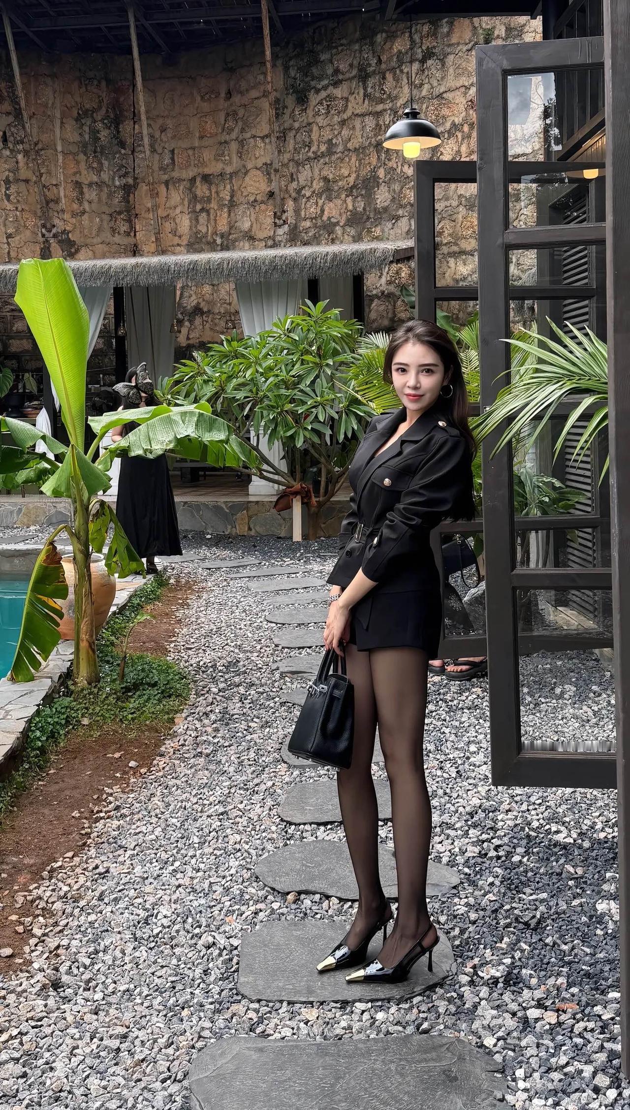 都市时尚风，黑色套装搭配高跟鞋，自信满满！