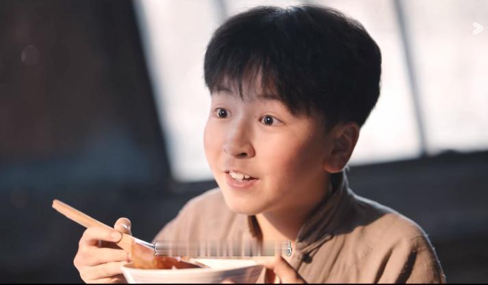 昨天晚上《灼灼韶华》第十五集，很多人都在担心，程辉这个可爱的小男孩有没有死。可