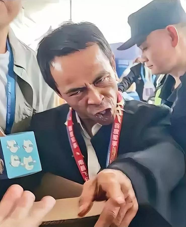 鸡排哥翻车！不是保镖太多。是他把锅铲换成了话筒，却忘了那口油锅才是心脏。