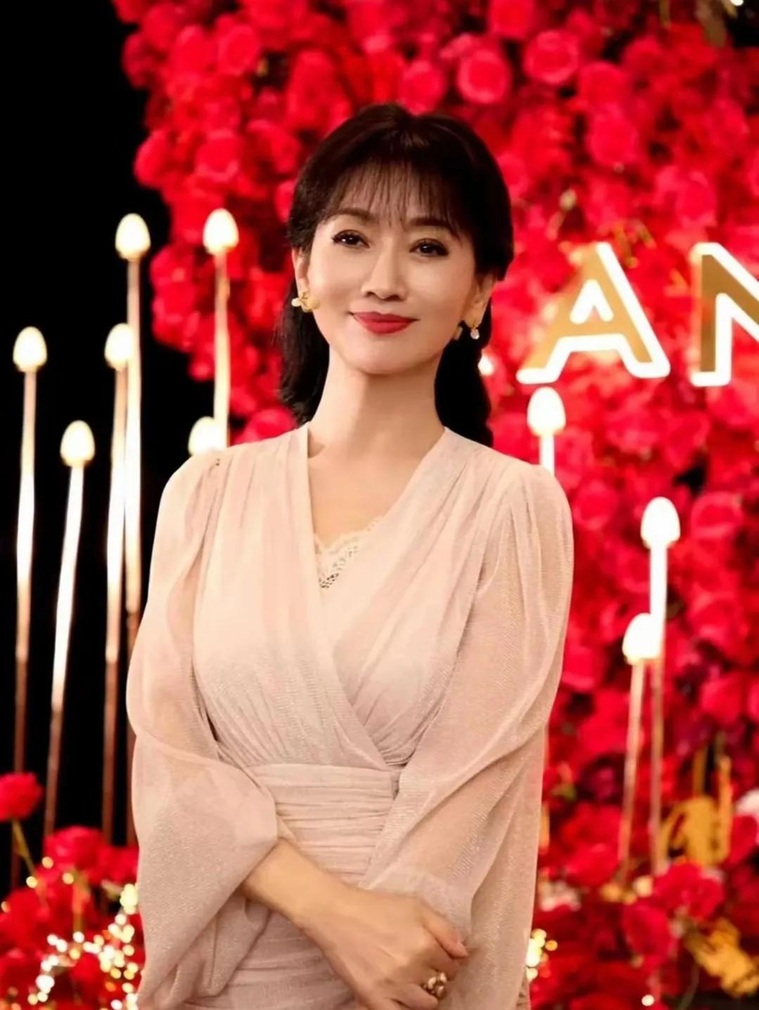 71岁的赵雅芝状态好到令人惊叹！岁月在她身上仿佛只是轻柔一抚，未留过多痕迹。她