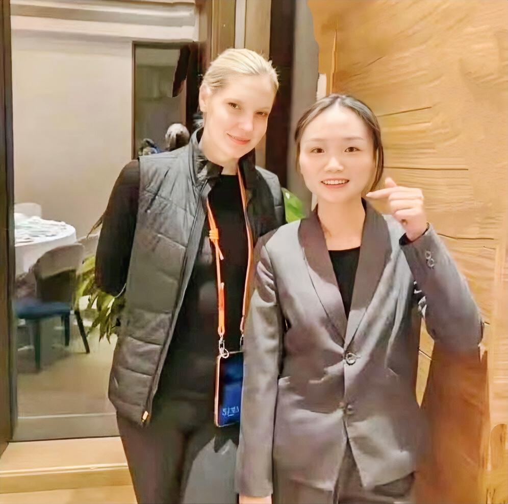 50岁撒贝宁和老婆在新疆被偶遇，撒贝宁好阳光，老婆穿紧身裤亮眼​​​