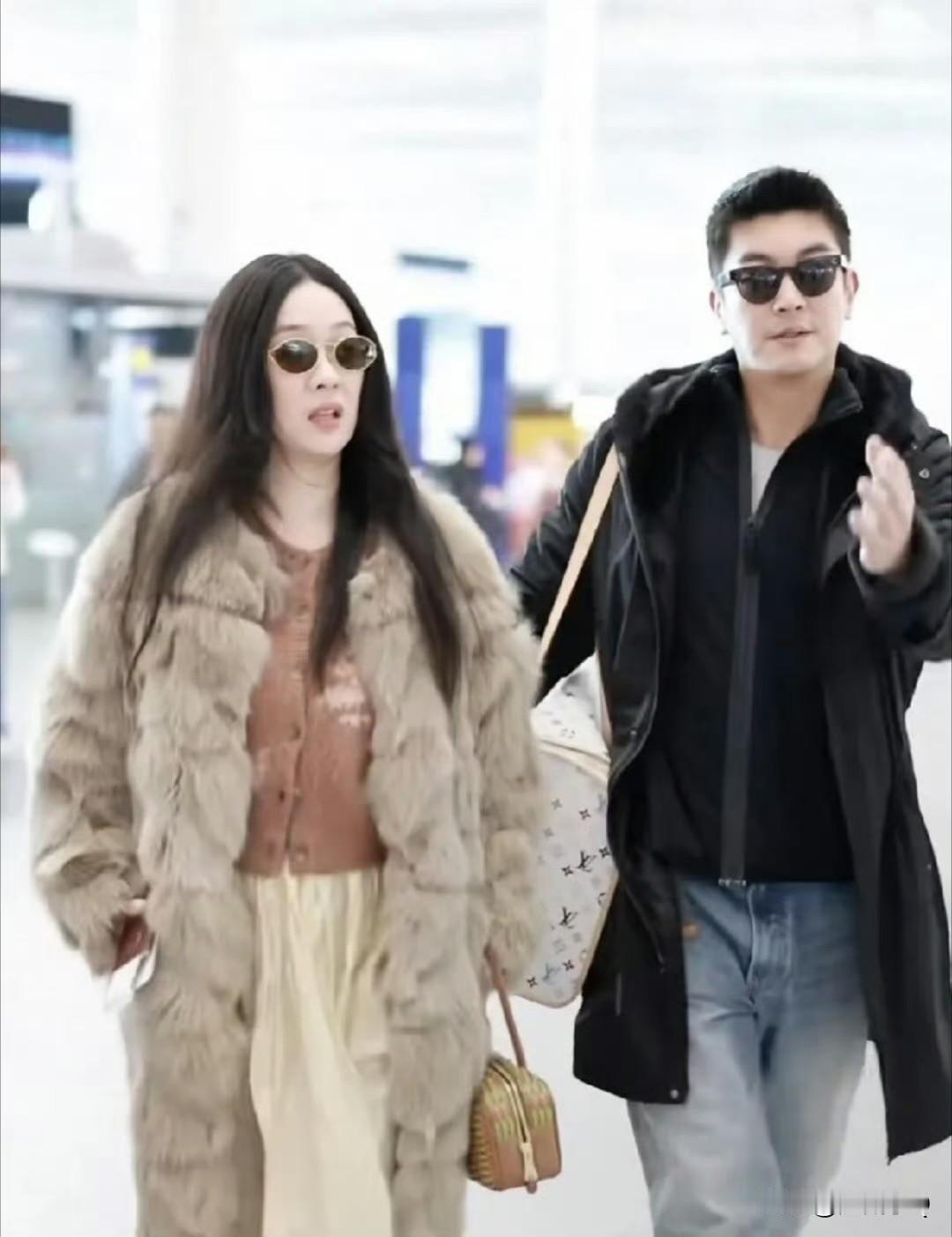 霍思燕杜江一同亮相机场，杜江又是背包又是开路，像霍思燕的私人保镖。