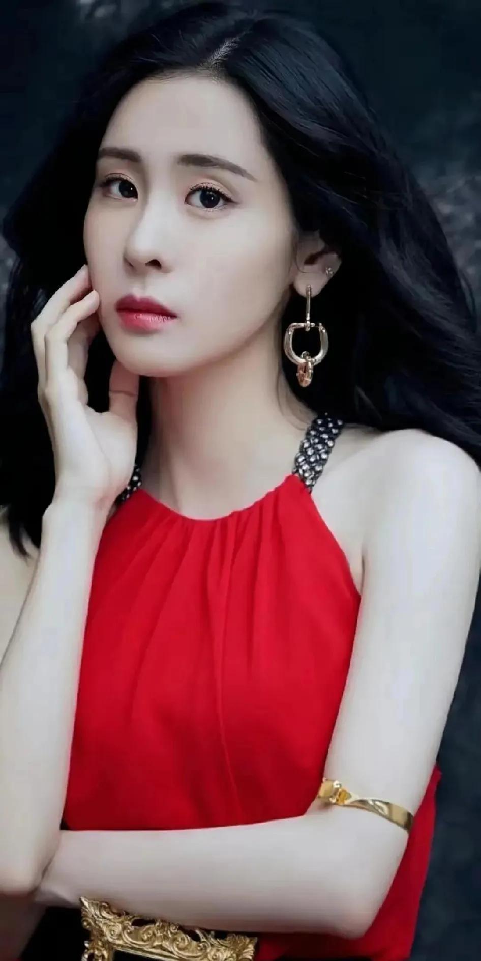 这日，闲的无聊便拿着张碧晨的照片给大娘看，大娘，你看这姑娘长得漂亮啵！是一