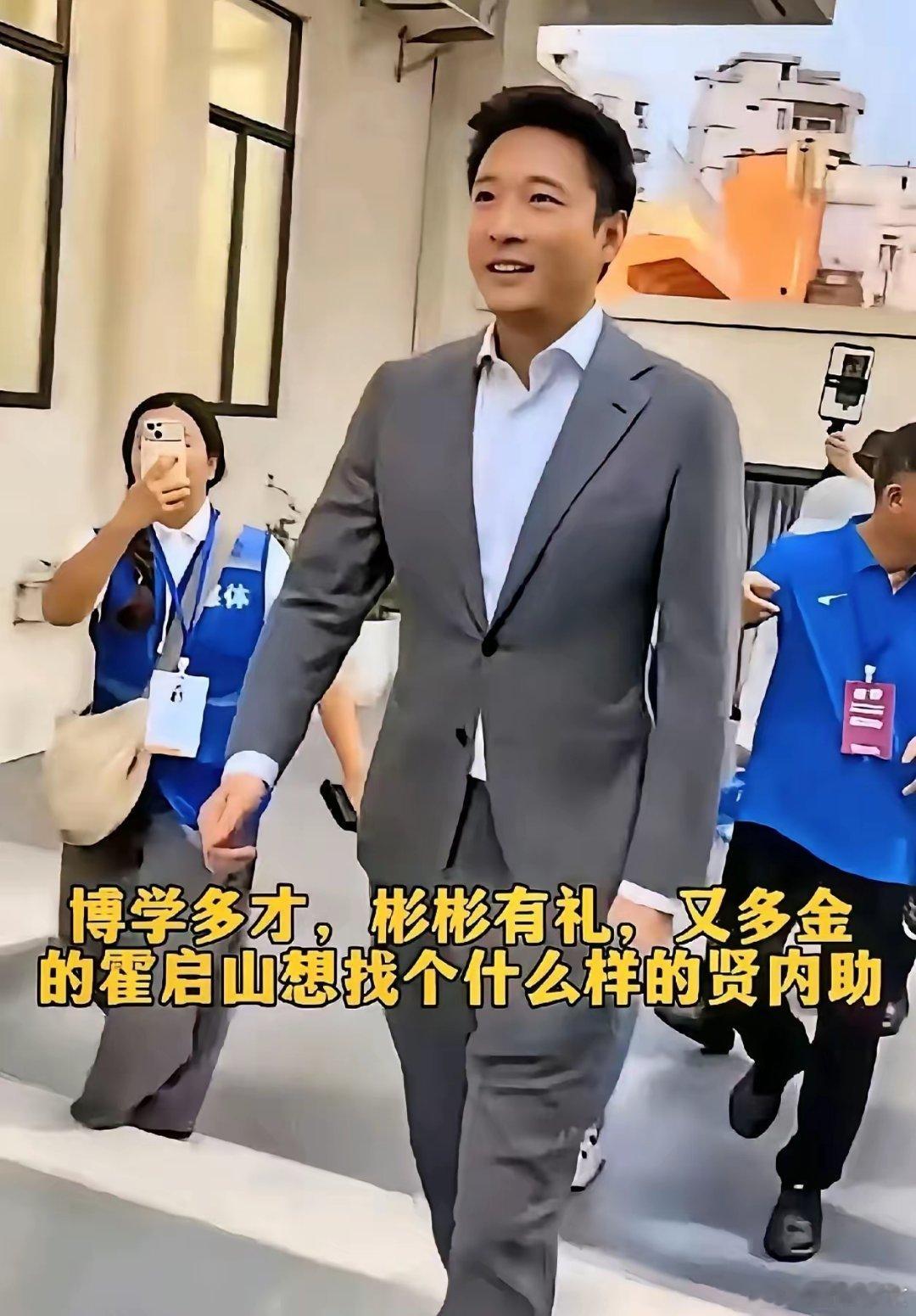 霍启山现在确实尴尬到脚趾抠地。半个月前，大家还祝福他和娜然这段豪门恋，觉得娜然能成霍家好儿媳。谁能想
