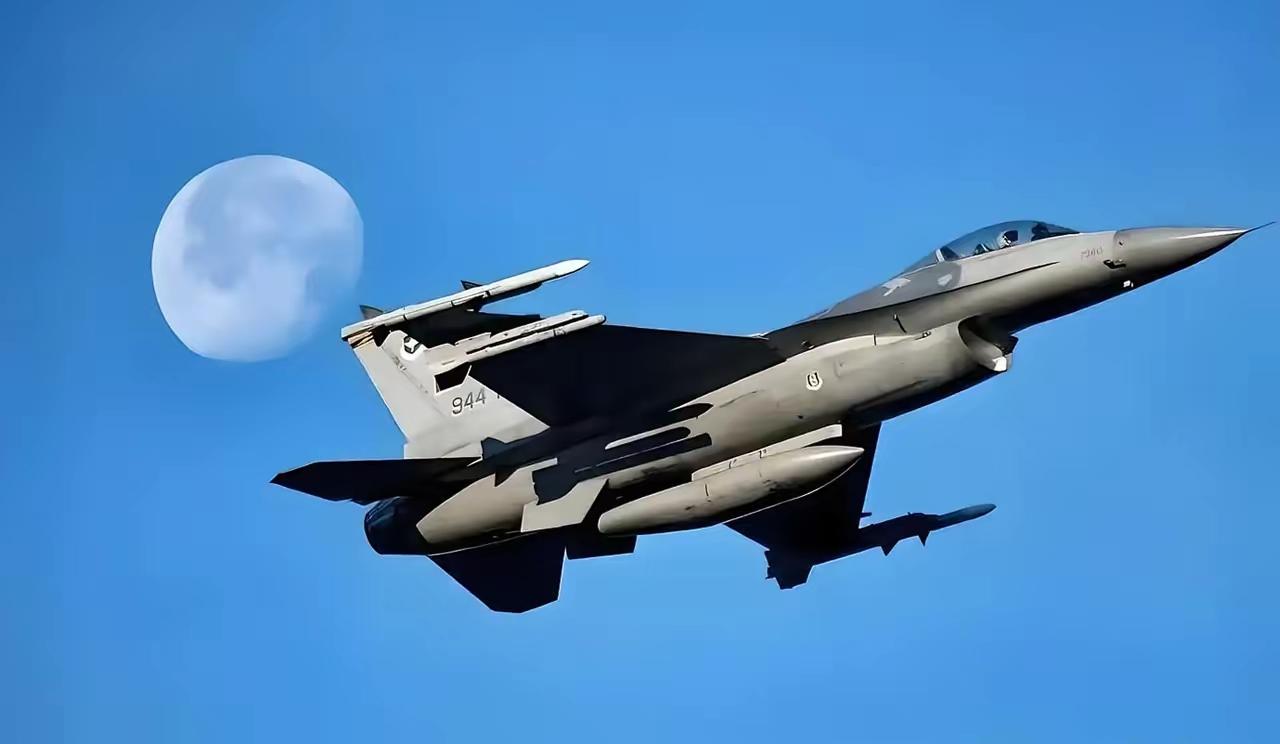 太丢人！台军F-16V坠海16天，只找着个信号，2500米深海只能跪求外人