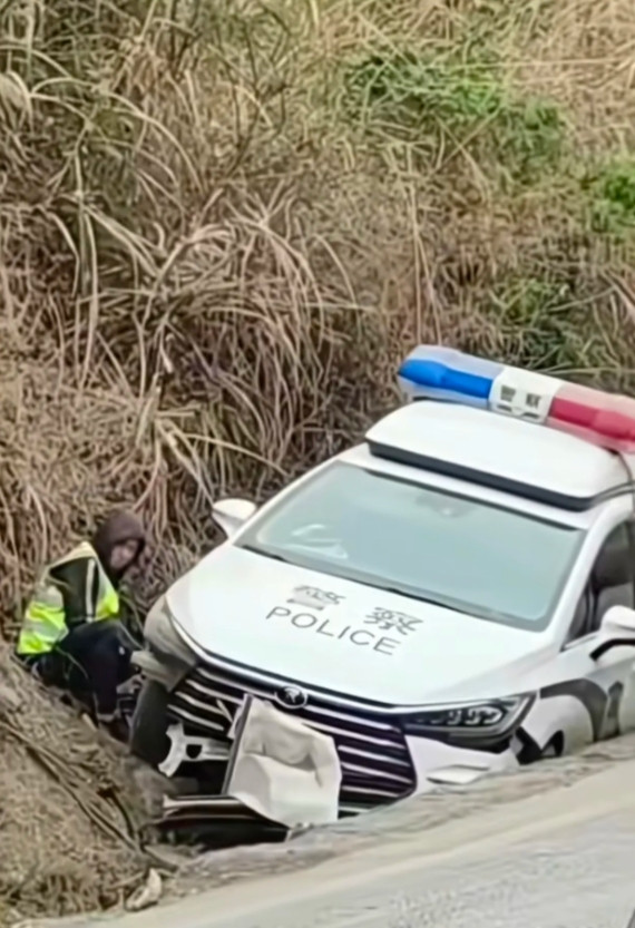 早上出门看见这一幕，我本想停车下去帮帮忙，但是看见来来往往的车，没有一个上前的，