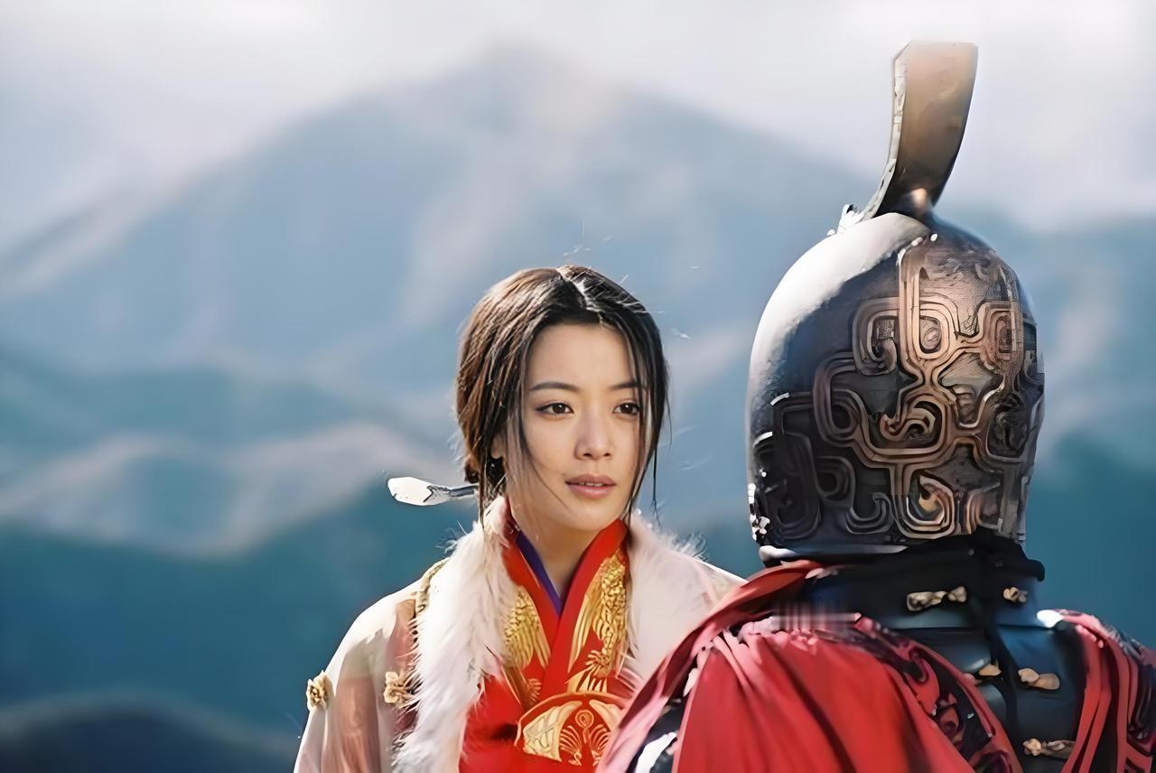 49岁金喜善的生图一出来，留言区都热闹了。没有医美过度的僵脸，也没刻意扮嫩。乌镇夜市被路人抓拍，紧致