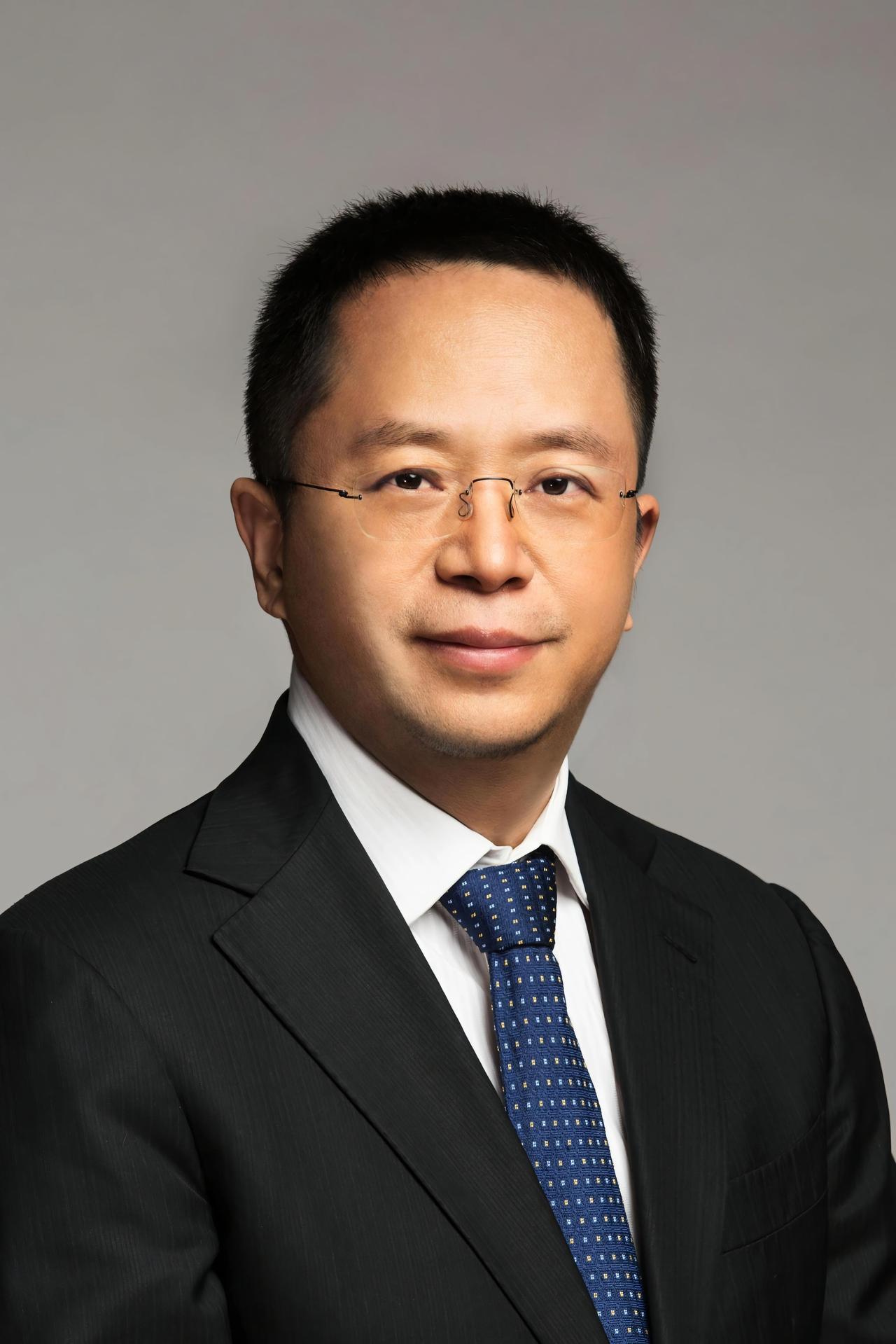 2010年的一天，周鸿伟在上班的路上接到一个电话，对方说:“公司里有30个警察要
