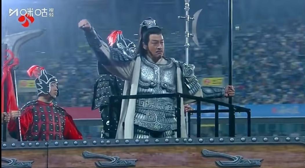 苏超宿迁队背后一定有高人指点，请来了何润东演，明明只是商演，但是当他穿上铠甲