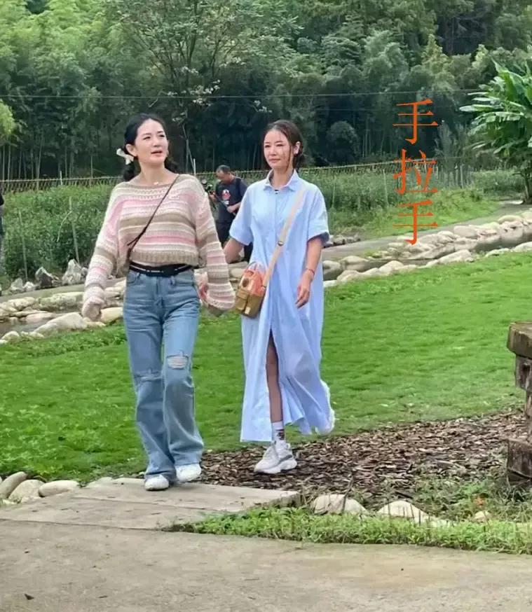 路人镜头中的谢娜和林心如，让大家心碎一地。原来她们就长这个样子啊。半斤对八两，一