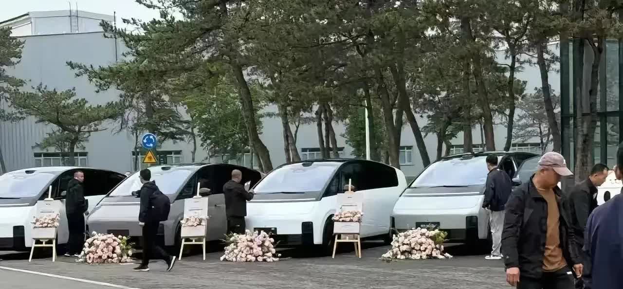 理想MEGA集体交付仪式！谁说这车没人要了？这或许就叫喷的人不会买，买的人不