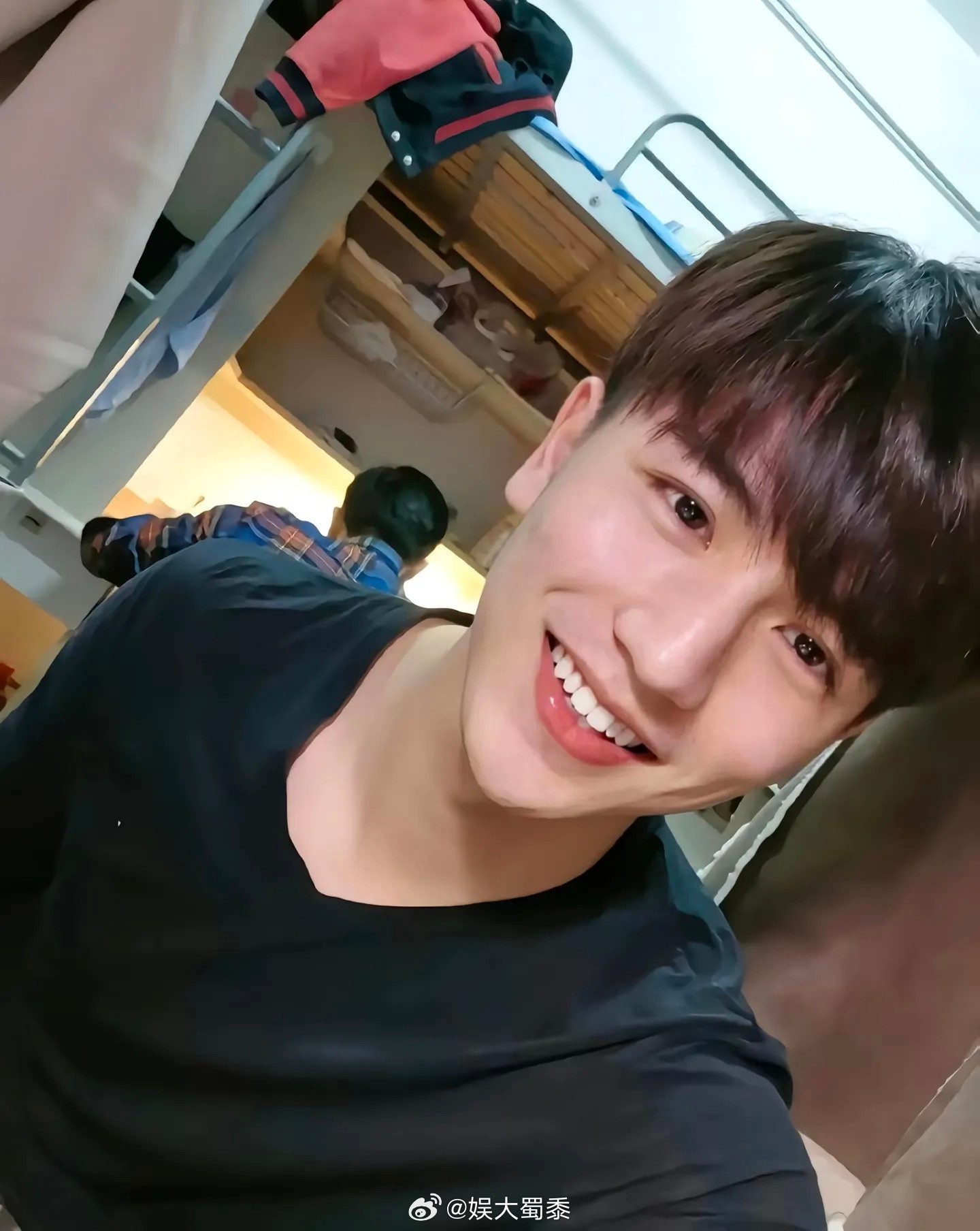 早期张凌赫，帅得很鲜活，还有点可爱！青涩的脸，五官好正，妥妥的大帅哥，就是素人中