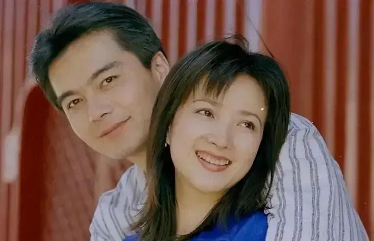 许亚军四婚旧料被翻，他一句“我每段都认真”直接冲热搜。网友扒完时间线：1995