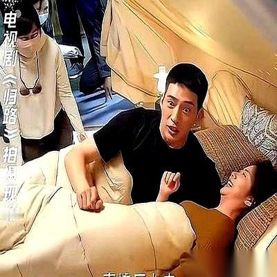 井柏然在片场脱下大衣把孙千裹住。当时摄影师没反应过来，工作人员也没来得及递毯子