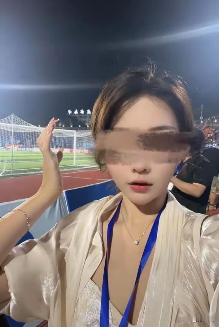 新鲜事，在中国玩上炸弹了？极目新闻报道，一29岁的粉丝将近八万的女网红被一个伪