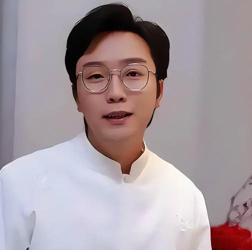 李玉刚今年48岁，仍然单身未婚，他和前女友范小宁有一段长达6年的感情，之后再无公