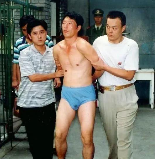 1997年，“悍匪”白宝山被抓捕后，一张非常“狼狈”的照片，镜头中的他穿了一件蓝