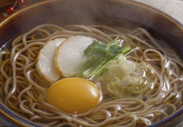 醍醐灌顶的一句话:“我有钱，但是我不花，我自己煮碗面吃。我生活艰苦，努力存钱