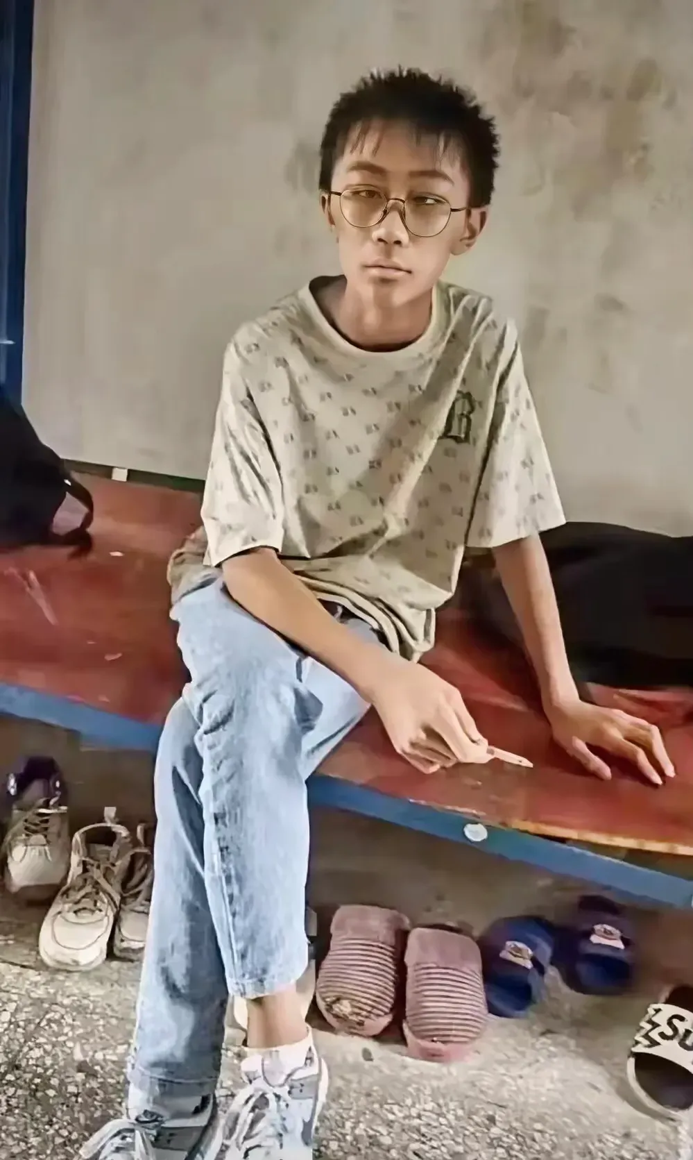 朋友家的这个小孩儿，刚过了15岁生日，啥坏事都沾上了：抽烟、喝酒、网游沉迷、纹身