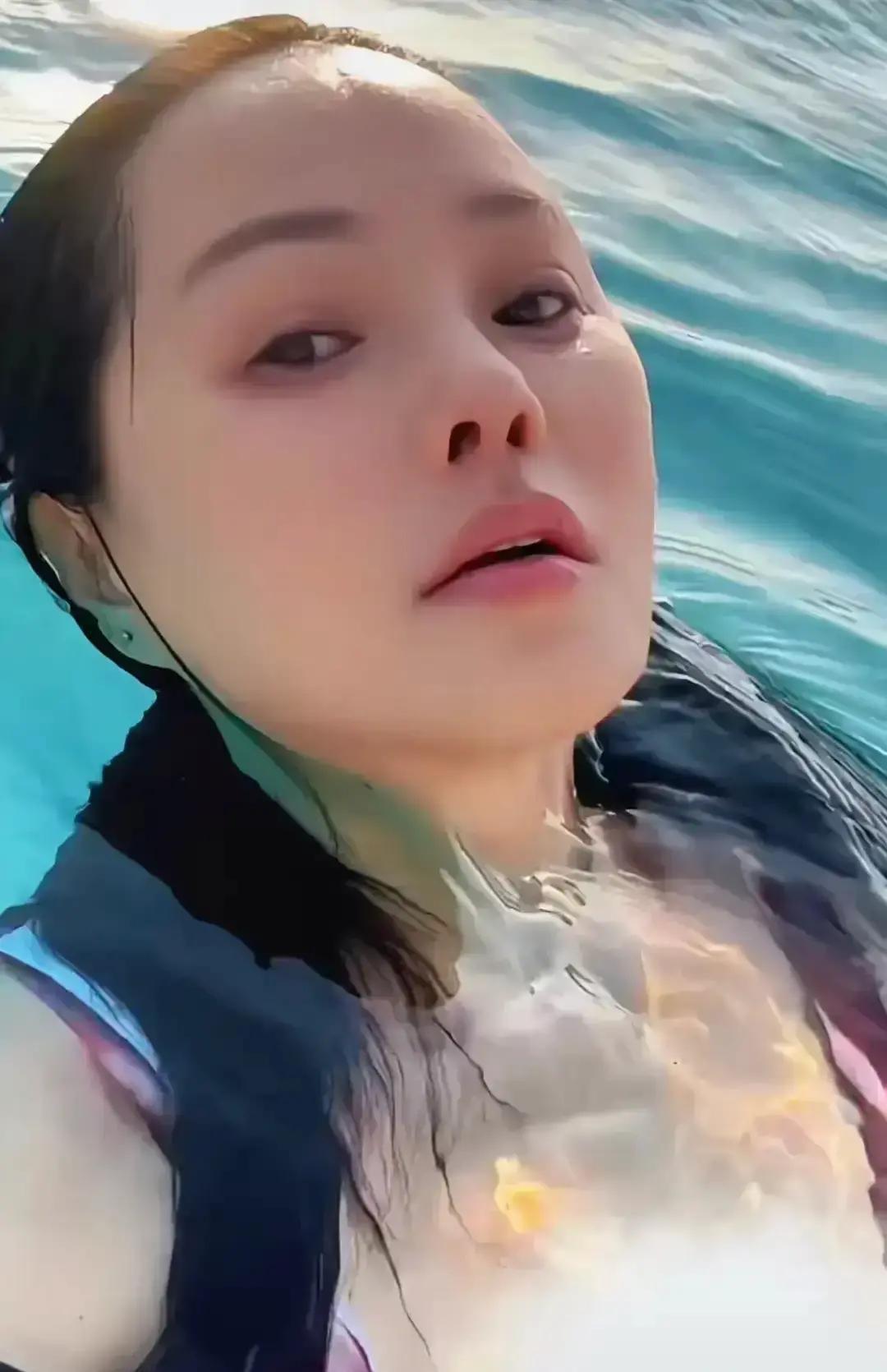 57岁的伊能静刚在阿布扎比沙漠度假，晒出一家三口的开心视频，状态好到让人怀疑时间