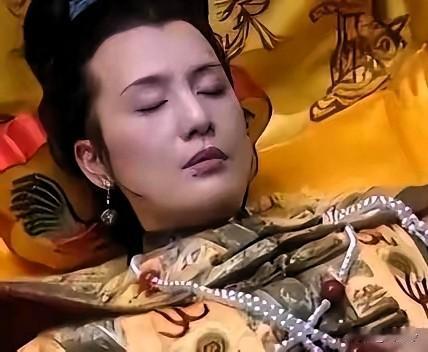 2003年，内蒙古工人们在作业时，意外凿开了一座古墓，墓中一具女性遗骸身上，竟层