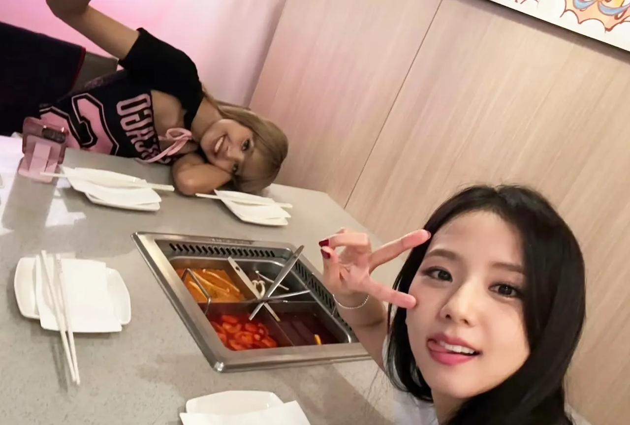 Lisa和金智秀在国外吃火锅，她俩可真是一对完美的火锅搭子！两个外国人却有个中国