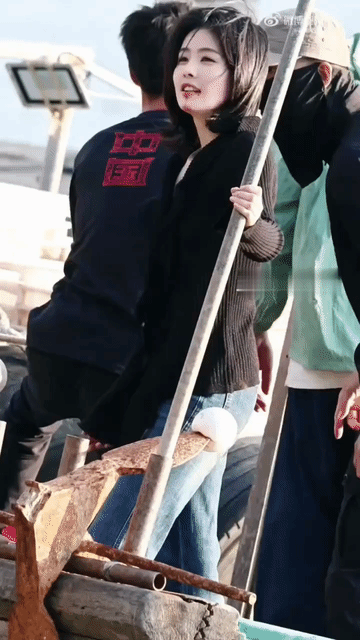 白鹿一秒出戏也是本事，天生的演员！戏中和戏外反差大到惊人，前一秒是悲情忧伤的清冷