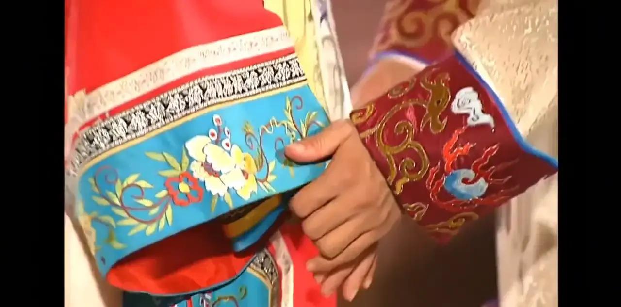 订婚视频刚刷屏24小时，结婚证全家福瞬间炸裂陈亚男的“新生喜剧”：富豪梦碎成介入