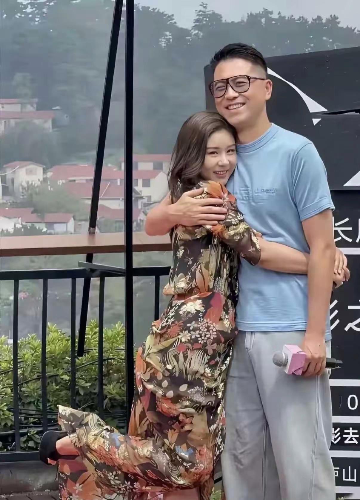 如果有一天他们两个离婚了，我就再也不相信爱情了。他们很恩爱，真是羡慕啊！如今的