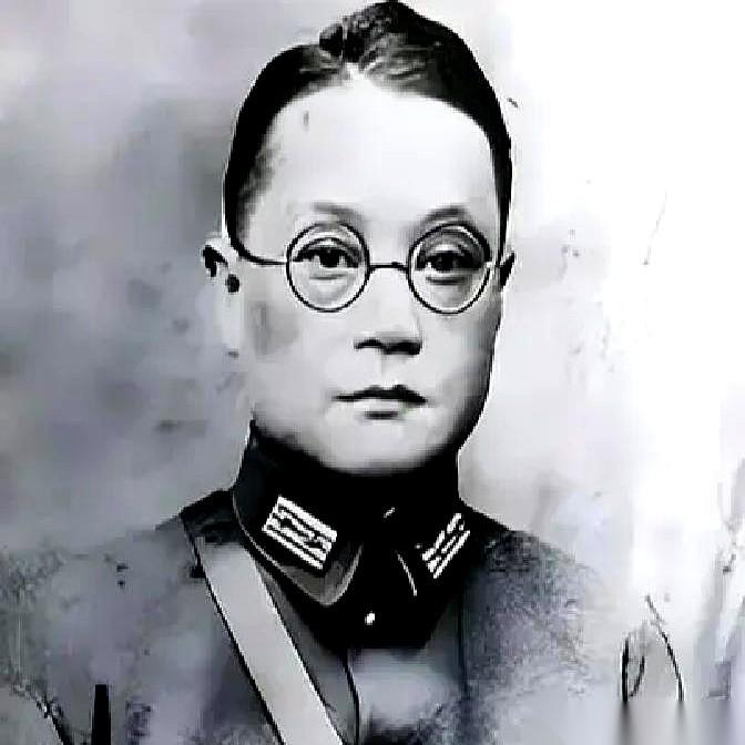 大半夜醒来，发现睡在旁边的枕边人正在悄悄调试一台敌特发报机。换作是你，这枪拔不