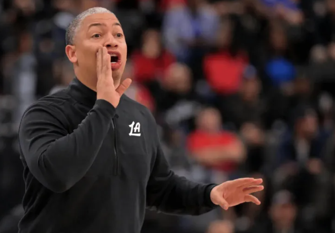 快船主帅泰伦-卢在今日接受采访时谈到了球队近期交易流言的话题。泰伦-卢表示：“