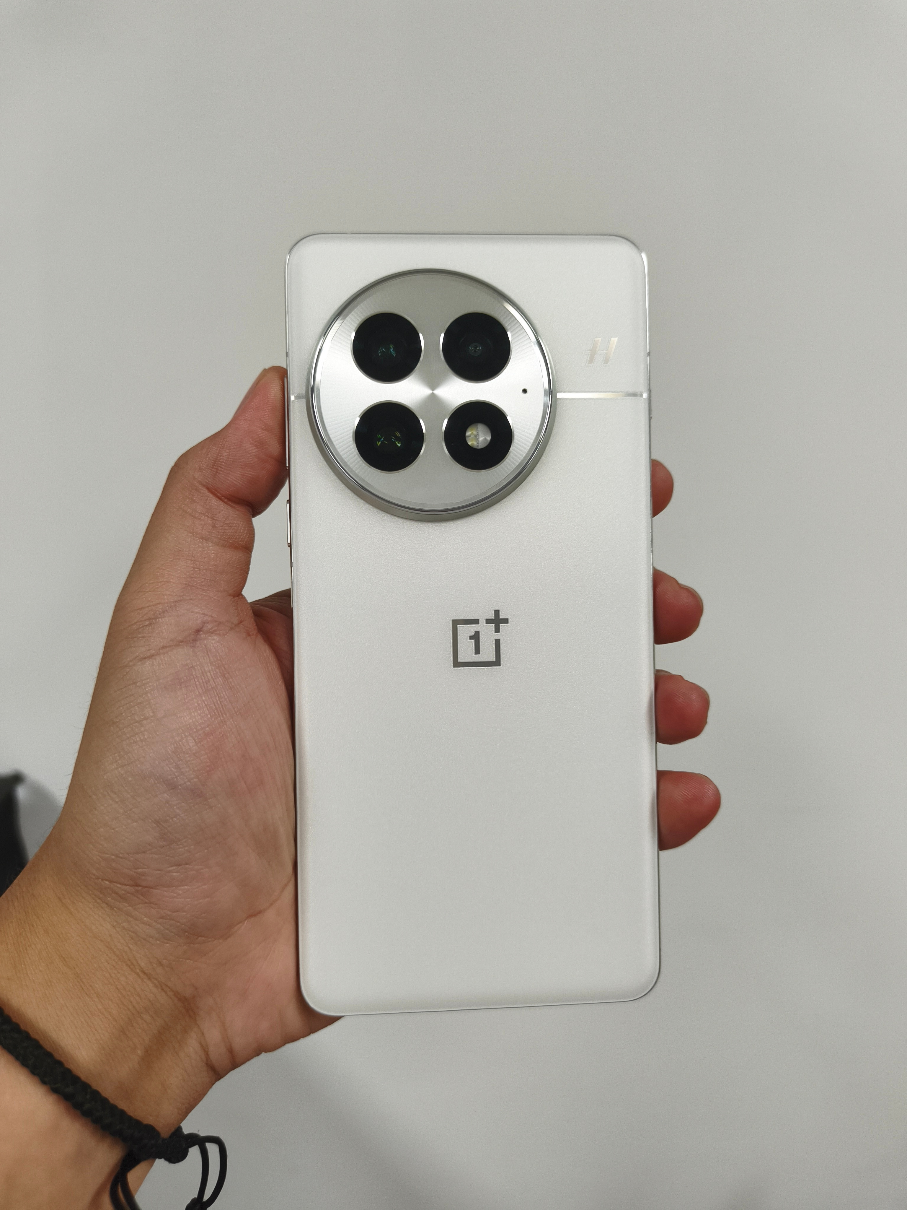 一加15都发布了一加1316+512还要卖3K，是真保值啊[笑着哭]​​​