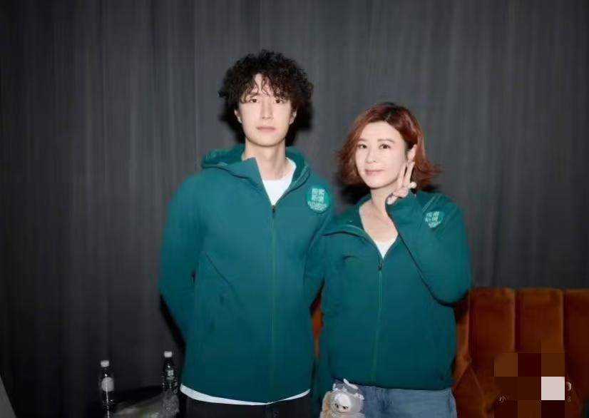 杜华是有点阳谋的；全网都在铺天盖地的传王一博和乐华到期不会续约的时候，杜华来到