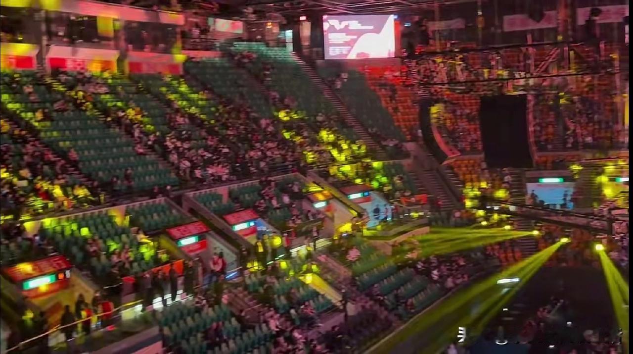 香港总决赛决赛冠军颁奖现场这上座率都没有樊振东德甲的上座率高。张本智和4：2